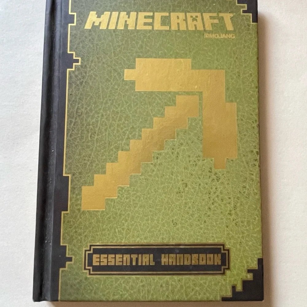 Minecraft Essential Handbook New - Picture 1 of 2